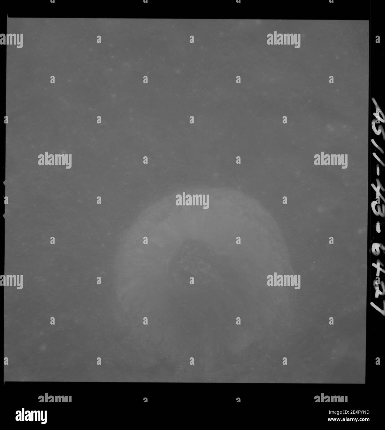 AS11-43-6427 - Apollo 11 - Apollo 11 image de la mission - Lune, zone du Crater IX, À 30; portée et contenu: La base de données originale décrit ceci comme: Description: Vue de la Lune, zone du Crater IX, officiellement nommée Mendeleev et cible de l'opportunité (TO) 30. À 30 est un grand bassin de 162 milles marins, avec des plaines piquées, des chaînes de cratère, des cônes, des dômes, des bancs d'écoulement et d'autres caractéristiques volcaniques possibles. Image prise du module de commande à environ 60 milles marins d'altitude orbitale pendant la mission Apollo 11. Le magazine original a été étiqueté T. Type de film : 3400 film noir/blanc Panatomique-X sur un 2.5 Banque D'Images