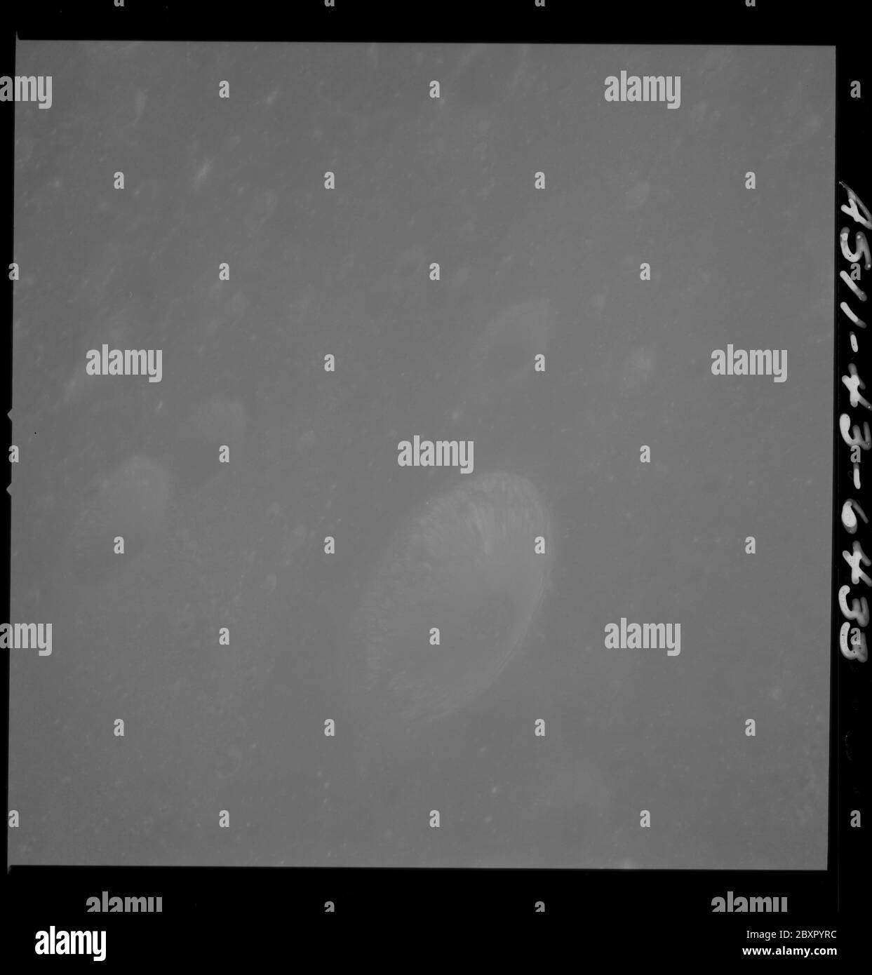 AS11-43-6433 - Apollo 11 - Apollo 11 image de mission - Lune, zone Crater IX, placard jusQU'à 30; portée et contenu: La base de données originale décrit ceci comme: Description: Vue de la Lune, zone Crater IX, officiellement nommé Mendeleev et proche de la cible d'opportunité (TO) 30. À 30 est un grand, 162 mille nautique, bassin avec des plaines piquées, des chaînes de cratère, des cônes, des dômes, des bancs d'écoulement et d'autres caractéristiques volcaniques possibles. Image prise du module de commande à environ 60 milles marins d'altitude orbitale pendant la mission Apollo 11. Le magazine original a été étiqueté T. Type de film : 3400 Black/White Panatomic-X fi Banque D'Images