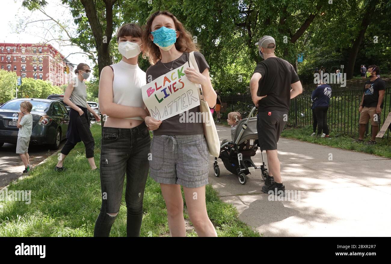 Harlem, New York, États-Unis. 07 juin 2020. Les manifestants des familles Harlem Black Lives ont leur importance à Harlem, New York. Banque D'Images