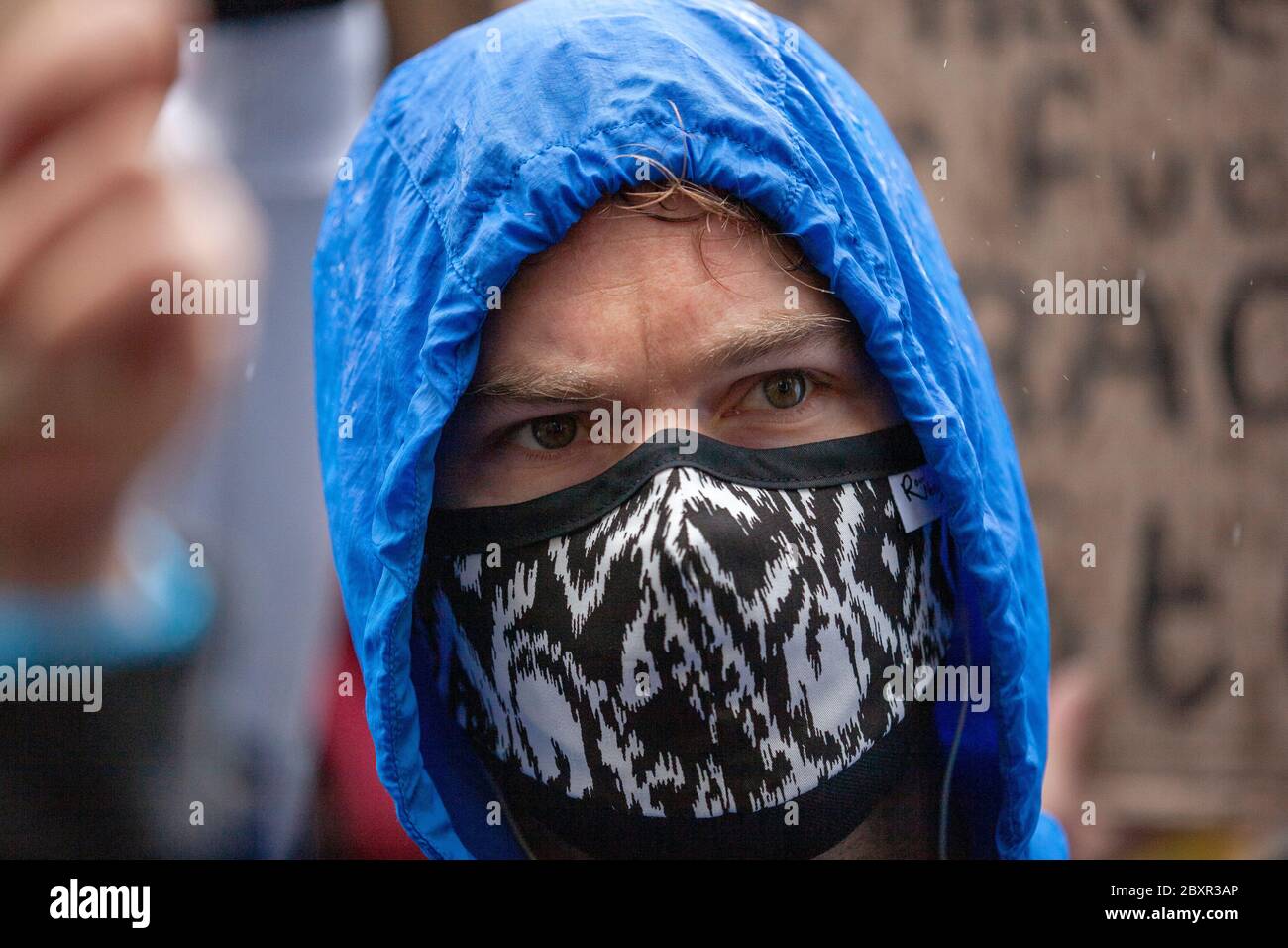 Homme, portant un masque à motifs et une capuche bleue, à la Black Lives Matter UK Protest, Parliament Square, Londres, Angleterre, U Banque D'Images