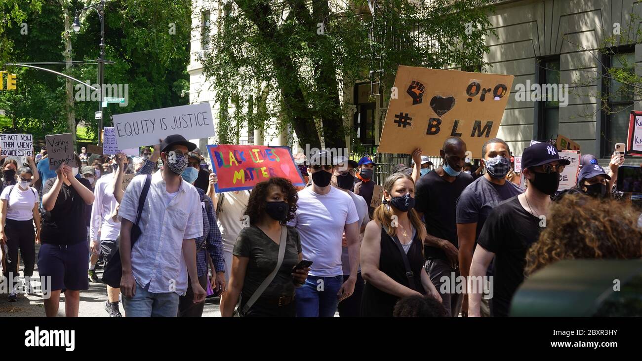 Harlem, New York, États-Unis. 07 juin 2020. Les manifestants des familles Harlem Black Lives ont leur importance à Harlem, New York. Banque D'Images