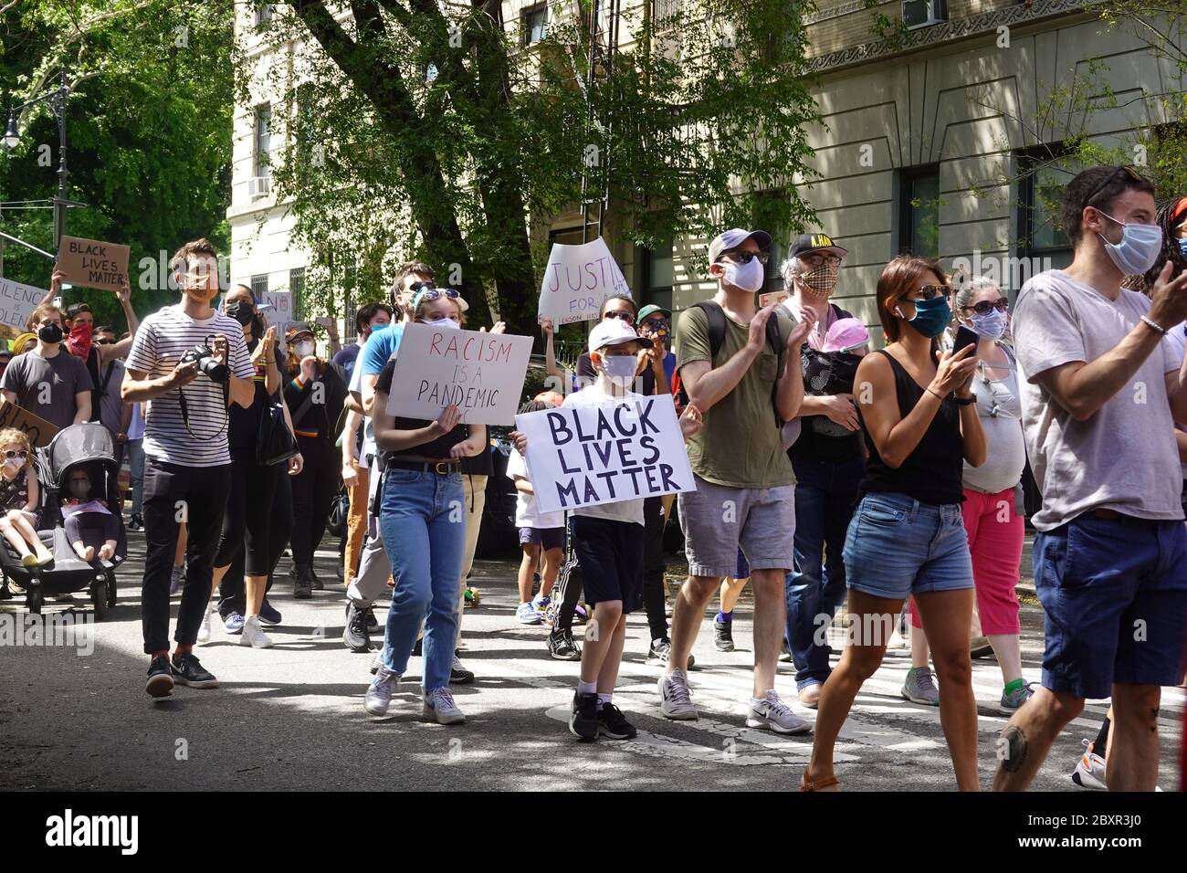 Harlem, New York, États-Unis. 07 juin 2020. Les manifestants des familles Harlem Black Lives ont leur importance à Harlem, New York. Banque D'Images
