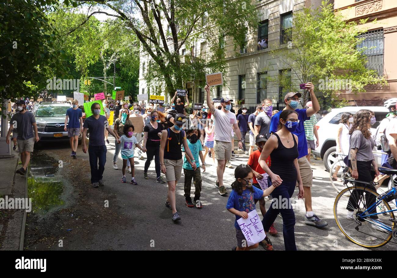 Harlem, New York, États-Unis. 07 juin 2020. Les manifestants des familles Harlem Black Lives ont leur importance à Harlem, New York. Banque D'Images