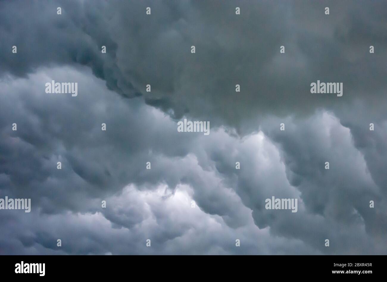 Les nuages de pluie noire dans le ciel. Banque D'Images