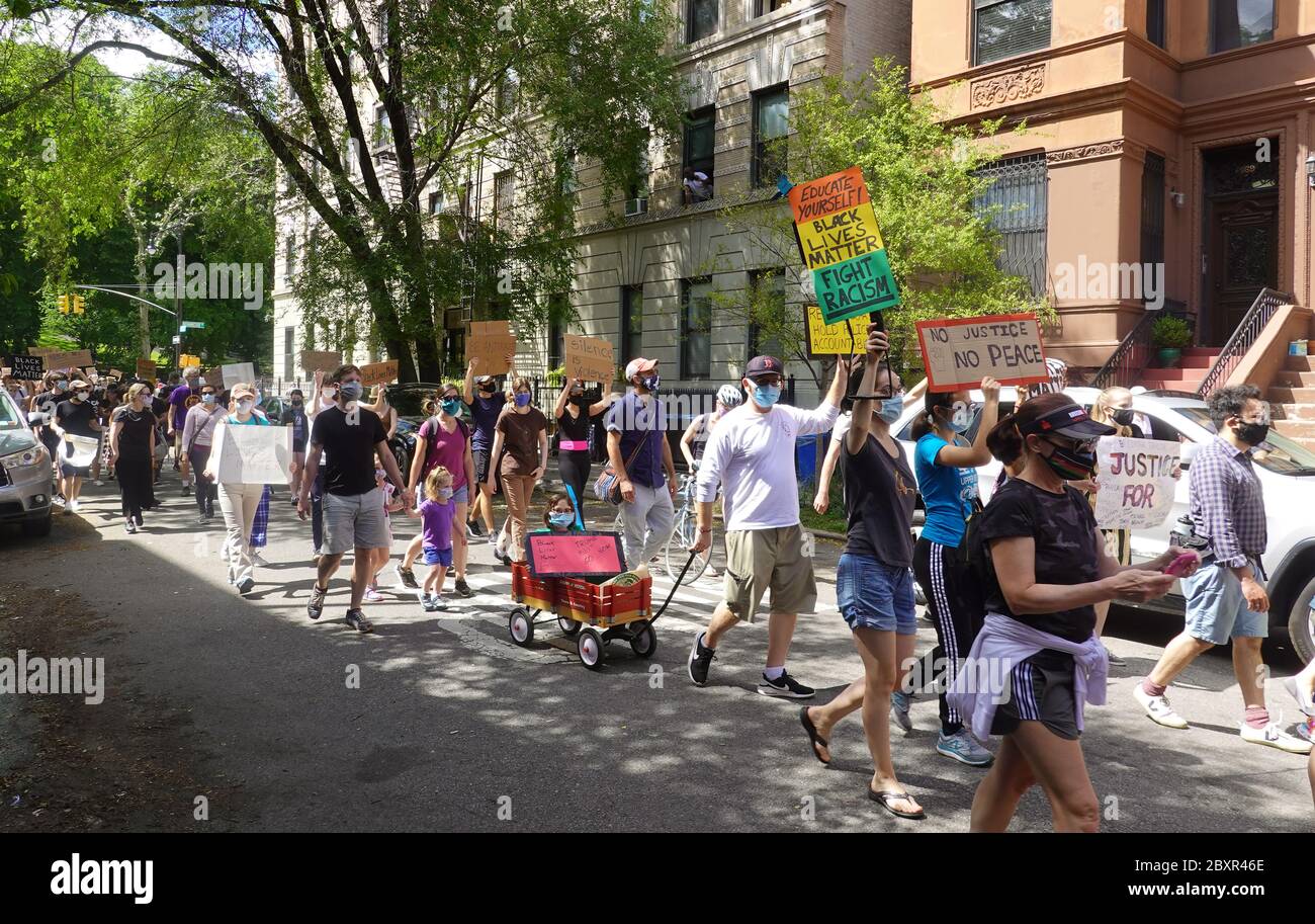 Harlem, New York, États-Unis. 07 juin 2020. Les manifestants des familles Harlem Black Lives ont leur importance à Harlem, New York. Banque D'Images