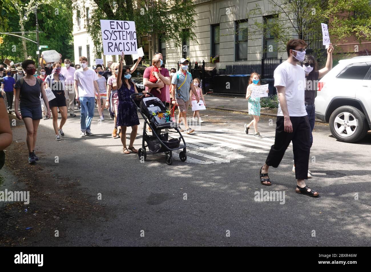 Harlem, New York, États-Unis. 07 juin 2020. Les manifestants des familles Harlem Black Lives ont leur importance à Harlem, New York. Banque D'Images
