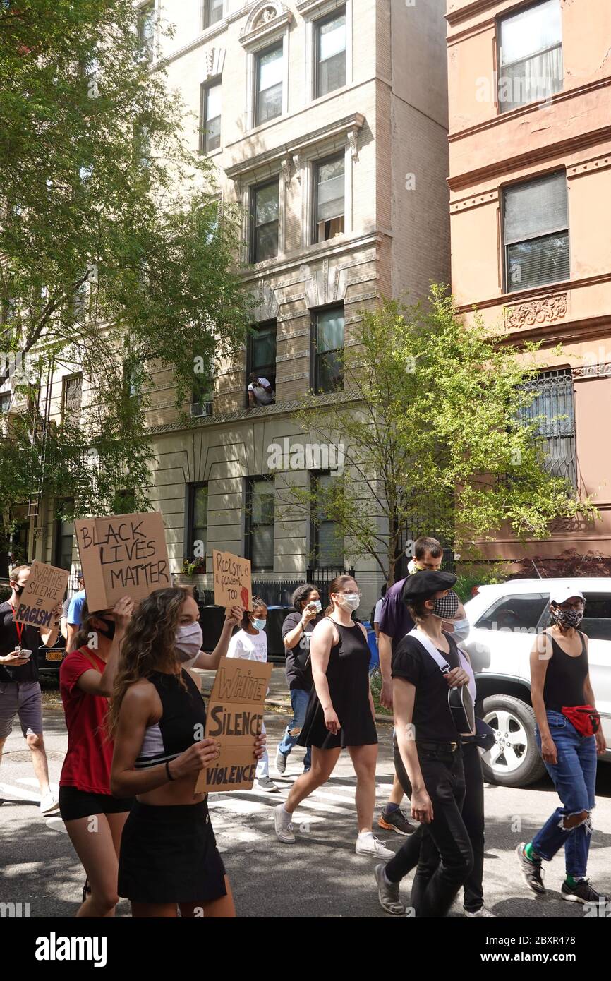 Harlem, New York, États-Unis. 07 juin 2020. Les manifestants des familles Harlem Black Lives ont leur importance à Harlem, New York. Banque D'Images