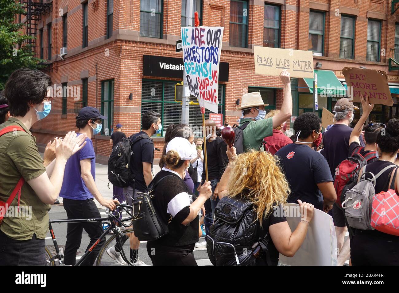 Harlem, New York, États-Unis. 07 juin 2020. Les manifestants des familles Harlem Black Lives ont leur importance à Harlem, New York. Banque D'Images
