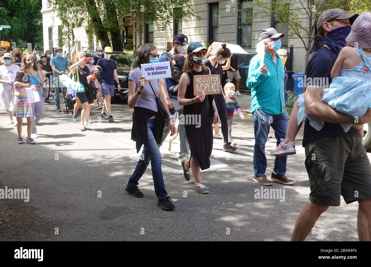 Harlem, New York, États-Unis. 07 juin 2020. Les manifestants des familles Harlem Black Lives ont leur importance à Harlem, New York. Banque D'Images
