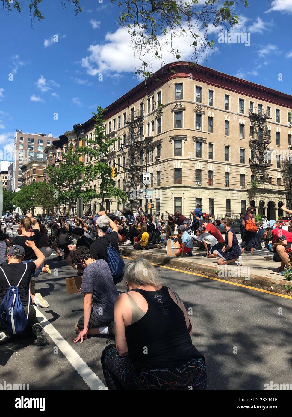 Harlem, New York, États-Unis. 07 juin 2020. Les manifestants des familles Harlem Black Lives comptent marcher sur un genou sur Morningside Avenue, H Banque D'Images