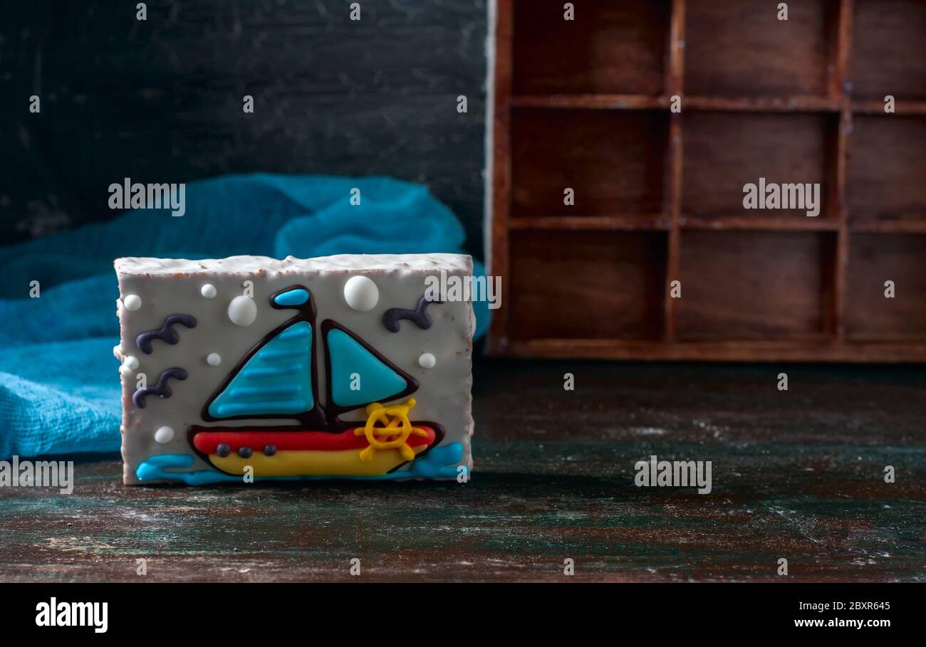 Cookie maison en pain d'épices, en forme de bateau sur fond sombre en bois sombre. Mise au point sélective. Banque D'Images