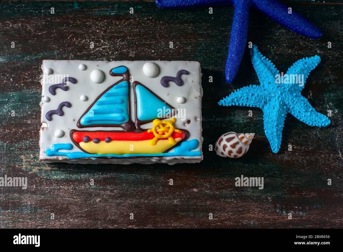 Cookie maison en pain d'épices, en forme de bateau sur fond sombre en bois sombre. Mise au point sélective. Banque D'Images