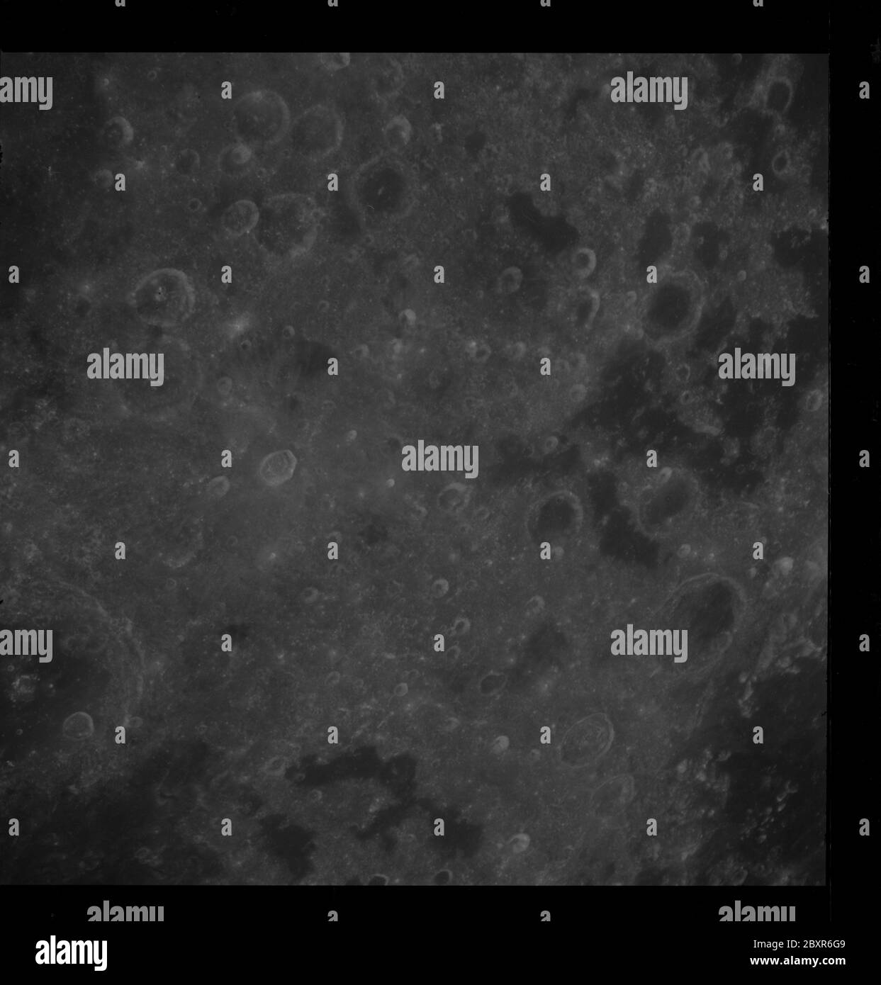 AS08-12-2206 - Apollo 8 - Apollo 8 Mission image, mer des vagues, Mare Undarum, T/O 66, 59, 67; portée et contenu: La base de données originale décrit ceci comme: Description: Apollo 8,Lune, mer des vagues, Mare Undarum. Cible d'opportunité (T/O) 66 est de Mare Crisium RIM, remplir pour pauvre obiter lunaire 4 (LO IV) photos, T/O 59 Mare Symthii, anneaux cratères, T/O 67 Sud de Mare Crisium RIM, remplir pour pauvres LO IV photos. Image prise sur la Révolution 10 lors de l'injection transterrestre (TEI). Latitude 7 Nord,Longitude 74 est. Mode d'inclinaison de la caméra : proche de la verticale. Direction : nord. Angle du soleil : 43. Magazine Original film Banque D'Images