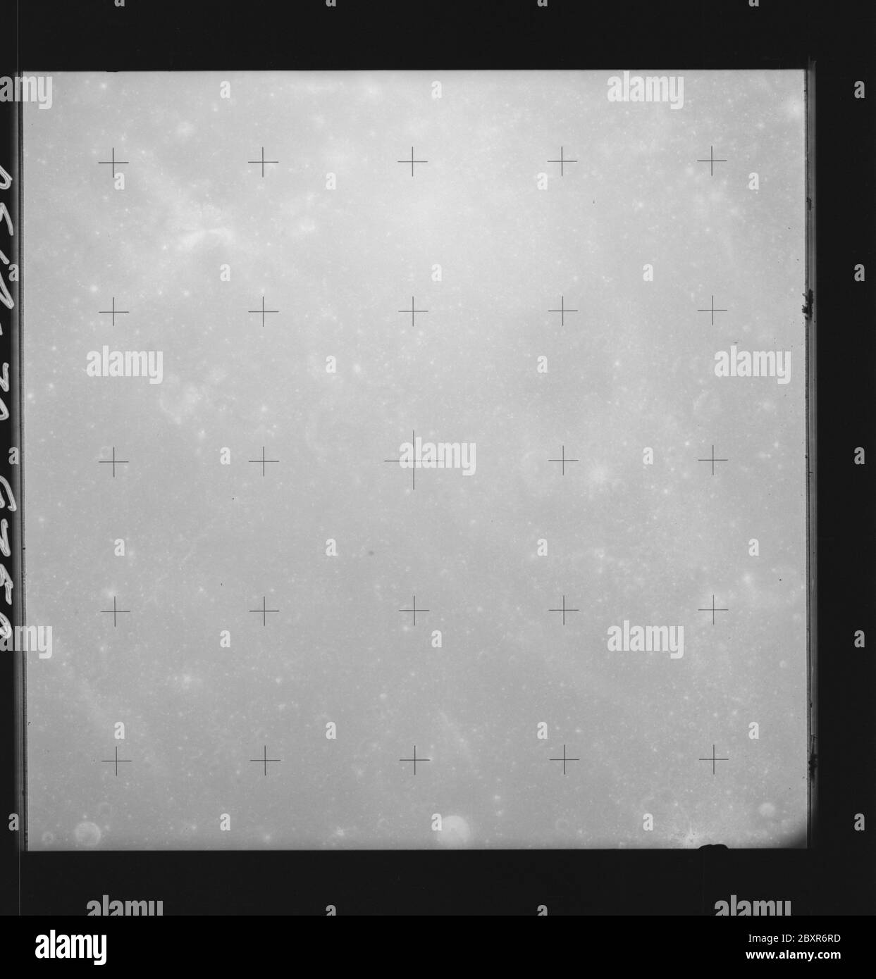 AS14-70-9750 - Apollo 14 - image de la mission Apollo 14 - vue du cratère Crozier.; portée et contenu: La base de données originale décrit ceci comme: Description: Vue du cratère Crozier. Des images ont été prises sur la Révolution 26 de la mission Apollo 14. Le magazine original a été étiqueté Q, le type de film était 3400BW (Panatomic-X, noir et blanc), objectif de 80 mm avec une élévation du soleil de 86 degrés. L'échelle de photo approximative était de 1:1,380,000. La latence du point principal était 11,5 S par Longitude 50.5E, avec une inclinaison verticale de la caméra. Descripteurs : vol Apollo 14, Lune (planète) catégories : observations lunaires Original : film - 7 Banque D'Images
