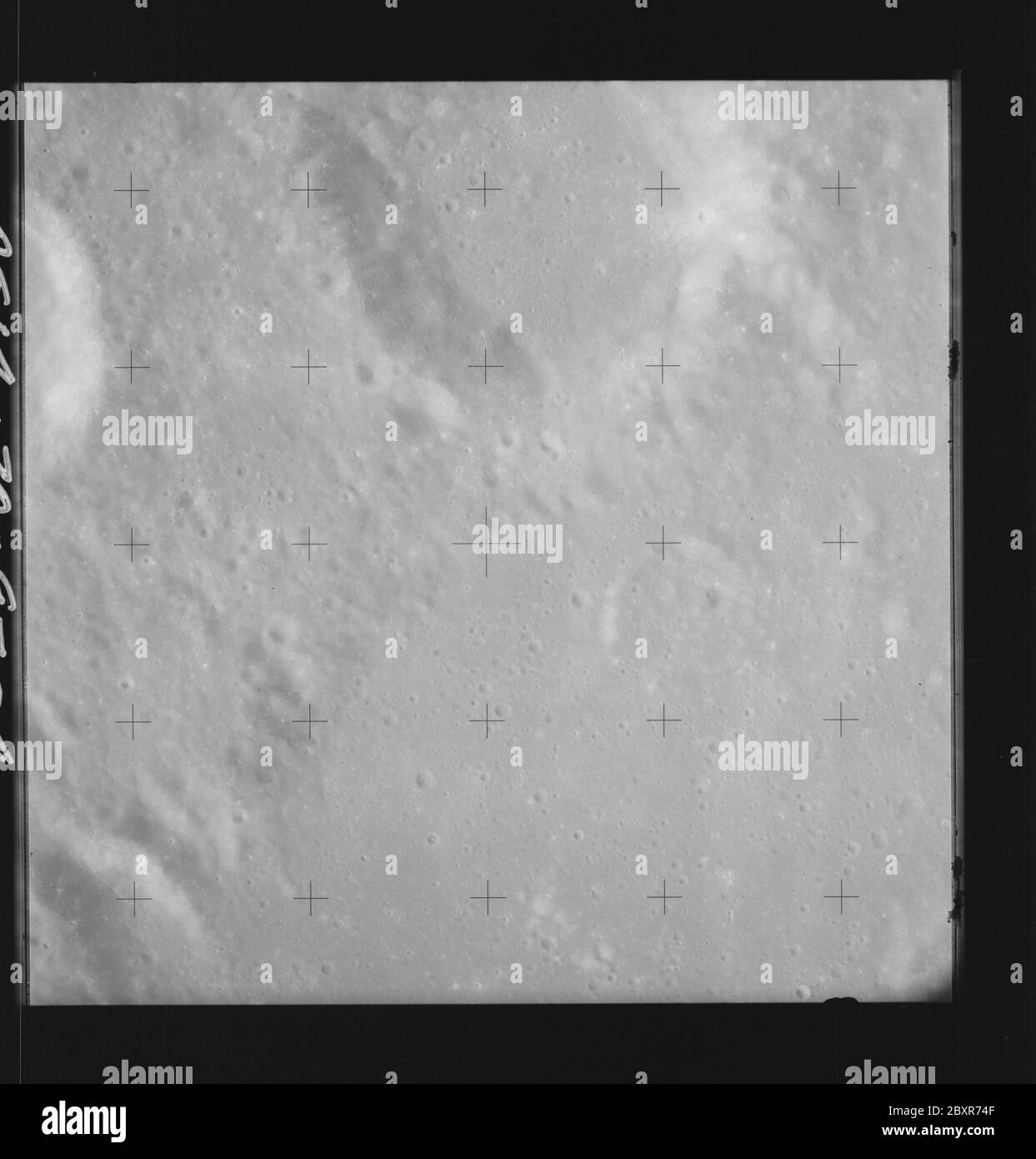 AS14-70-9794 - Apollo 14 - image de la mission Apollo 14 - vue des cratères Halley et Hind.; portée et contenu: La base de données originale décrit ceci comme: Description: Vue des cratères Halley et Hind. Des images ont été prises sur la Révolution 26 de la mission Apollo 14. Le magazine original a été étiqueté Q, le type de film était 3400BW (Panatomic-X, noir et blanc), objectif de 80 mm avec une élévation du soleil de 48 degrés. L'échelle de photo approximative était de 1:1,380,000. La principale point de latence était 7.0S par Longitude 6.0E,avec une inclinaison verticale de la caméra. Descripteurs : vol Apollo 14, Lune (planète) catégories : observations lunaires Or Banque D'Images