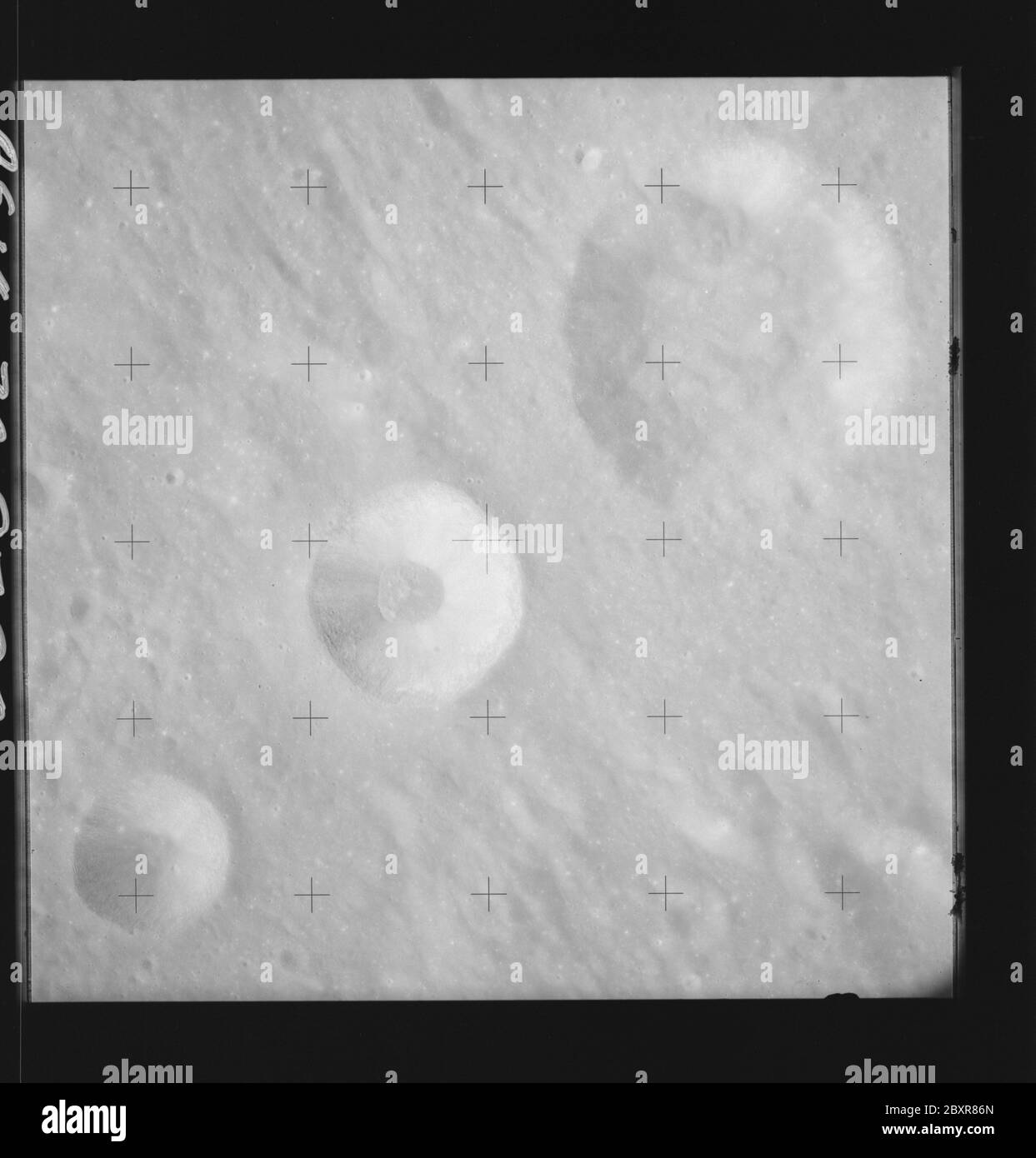 AS14-70-9792 - Apollo 14 - image de la mission Apollo 14 - vue des cratères Hipparchus L, C et Hind.; portée et contenu: La base de données originale décrit ceci comme: Description: Vue des cratères Hipparchus L,C et Hind. Des images ont été prises sur la Révolution 26 de la mission Apollo 14. Le magazine original a été étiqueté Q, le type de film était 3400BW (Panatomic-X, noir et blanc), objectif de 80 mm avec une élévation du soleil de 48 degrés. L'échelle de photo approximative était de 1:1,380,000. La principale point de latence était 7.5S par Longitude 8.0E,avec une inclinaison verticale de la caméra. Descripteurs : vol Apollo 14, Lune (planète) catégories : Luna Banque D'Images