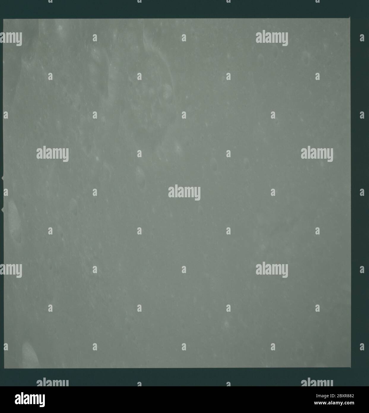AS14-73-10078 - Apollo 14 - image de la mission Apollo 14 - vue du cratère de Burnham.; portée et contenu: La base de données originale décrit ceci comme: Description: Vue du cratère de Burnham. Des images ont été prises pendant la Révolution 26 de la mission Apollo 14. Le magasin original de film a été étiqueté M, le type de film était S0-368 (EKTACHROME MS, Color Reversal), objectif de 250 mm avec une élévation du soleil de 47 degrés. L'échelle de photo approximative était de 1:767,100. La latitude du point principal était de 14.0S par longitude 7.5E, avec une inclinaison de la caméra de 55 degrés et un azimut de 220 degrés. Descripteurs : Apollo 14 vol, Lune (planète) catégories : LU Banque D'Images