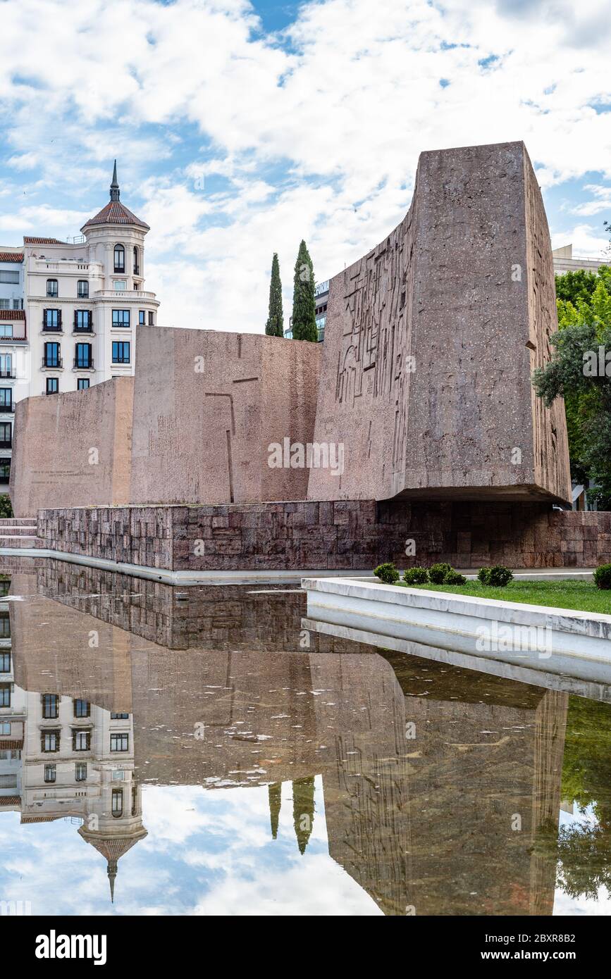 Madrid, Espagne - 7 juin 2020 : place du Colon et jardins de la découverte Banque D'Images