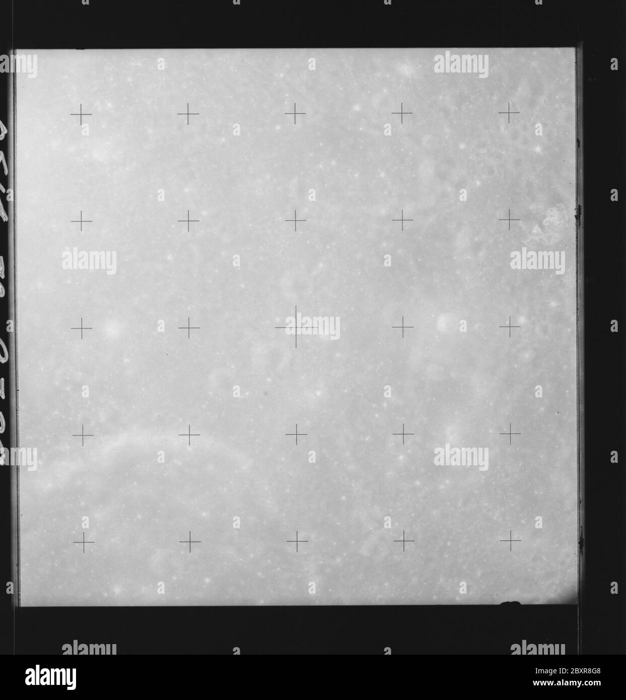 AS14-70-9729 - Apollo 14 - image de la mission Apollo 14 - vue du cratère Kapteyn.; portée et contenu: La base de données originale décrit ceci comme: Description: Vue du cratère Kapteyn. Des images ont été prises sur la Révolution 26 de la mission Apollo 14. Le magazine original a été étiqueté Q, le type de film était 3400BW (Panatomic-X, noir et blanc), objectif de 80 mm avec une élévation du soleil de 74 degrés. L'échelle de photo approximative était de 1:1,380,000. La principale limite de latence était de 12.0S par Longitude 70.5E, avec une inclinaison verticale de la caméra. Descripteurs : vol Apollo 14, Lune (planète) catégories : observations lunaires Original : film - 7 Banque D'Images