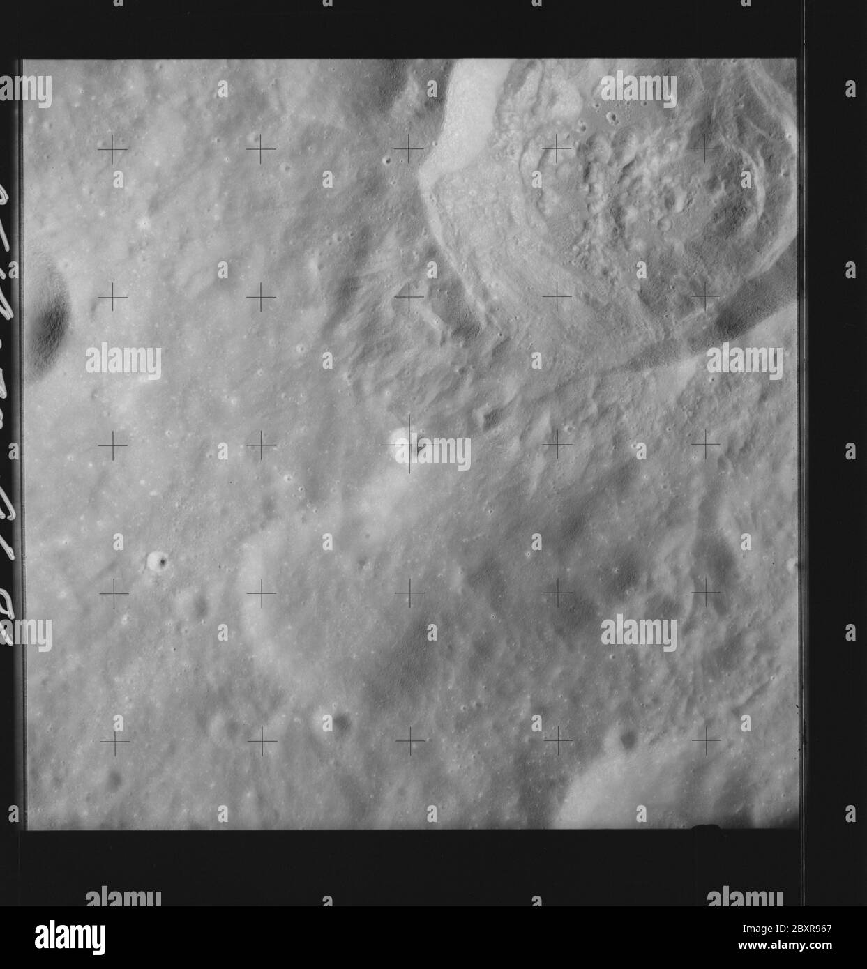 AS14-70-9686 - Apollo 14 - Apollo 14 image de la mission - vue de la surface lunaire sur le bord nord-est du cratère Pasteur.; portée et contenu: La base de données originale décrit ceci comme: Description: Vue de la surface lunaire sur le bord nord-est du cratère Pasteur. Des images ont été prises sur la Révolution 26 de la mission Apollo 14. Le magazine original a été étiqueté Q, le type de film était 3400BW (Panatomic-X, noir et blanc), objectif de 80 mm avec une élévation du soleil de 30 degrés. L'échelle de photo approximative était de 1:1,380,000. La principale point de latence était 7.5S par Longitude 111.0E,avec une inclinaison verticale de la caméra. Terme du sujet Banque D'Images