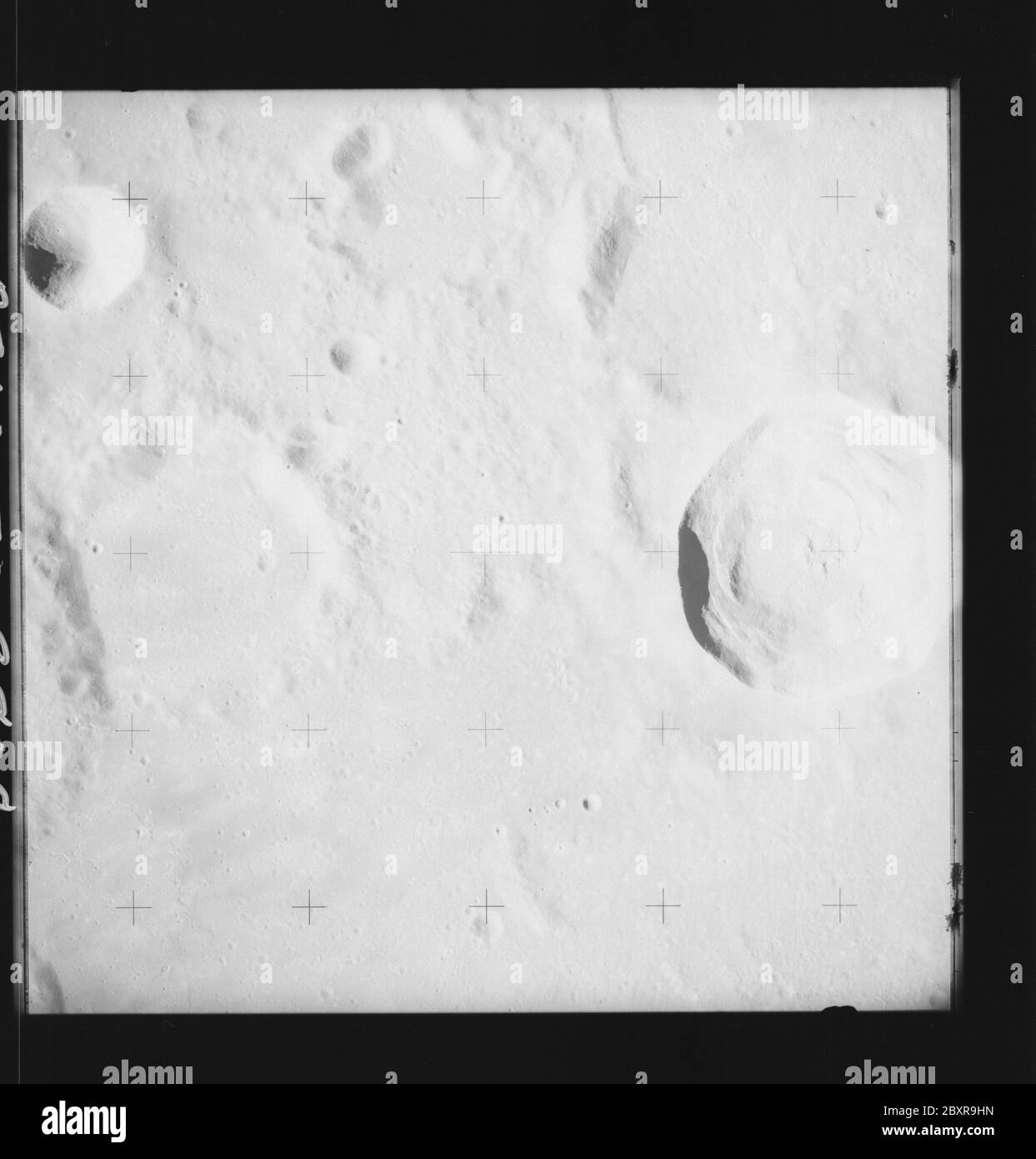 AS14-70-9808 - Apollo 14 - image Mission Apollo 14 - vue sur les cratères C de Lalande et Lalande.; portée et contenu: La base de données originale décrit ceci comme: Description: Vue sur les cratères C de Lalande et Lalande. Des images ont été prises sur la Révolution 26 de la mission Apollo 14. Le magazine original a été étiqueté Q, le type de film était 3400BW (Panatomic-X, noir et blanc), objectif de 80 mm avec une élévation du soleil de 34 degrés. L'échelle de photo approximative était de 1:1,380,000. La latence du point principal était de 4.5S par Longitude 7.5W,avec une inclinaison verticale de la caméra. Descripteurs : vol Apollo 14, Lune (planète) catégories : OBS lunaire Banque D'Images