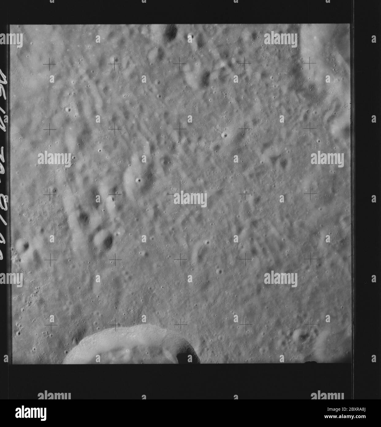 AS14-70-9680 - Apollo 14 - Apollo 14 image de la mission - vue de la surface lunaire au sud du cratère Vesalius et au nord du cratère Meitner.; portée et contenu: La base de données originale décrit ceci comme: Description: Vue sur la surface lunaire au sud du cratère Vesalius et au nord du cratère Meitner. Des images ont été prises sur la Révolution 26 de la mission Apollo 14. Le magazine original a été étiqueté Q, le type de film était 3400BW (Panatomic-X, noir et blanc), objectif de 80 mm avec une élévation du soleil de 26 degrés. L'échelle de photo approximative était de 1:1,380,000. La latence du point principal était 7.0S par Longitude 115.0E,avec Banque D'Images