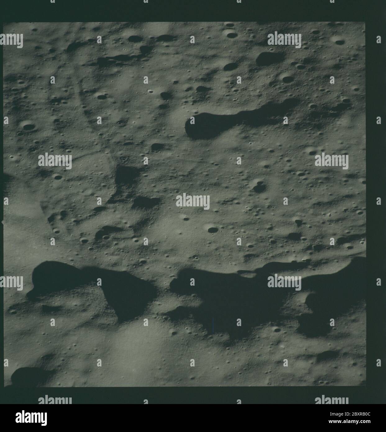 AS14-72-9959 - Apollo 14 - Apollo 14 image de la mission - vue de la surface lunaire à l'ouest du cratère de Chaplygin.; portée et contenu: La base de données originale décrit ceci comme: Description: Vue de la surface lunaire à l'ouest du cratère de Chaplygin. Des images ont été prises pendant la Révolution 14 de la mission Apollo 14. Le magasin original de film a été étiqueté L, le type de film était CEX S0-368 (EKTACHROME MS, Color Reversal), objectif de 500 mm avec une élévation du soleil de 7 degrés. L'échelle de photo approximative était de 1:1,360,000. La latitude du point principal était de 4.0S par Longitude 146.0E, avec une inclinaison de la caméra de 50 degrés et un azimut de 120 degrés Banque D'Images