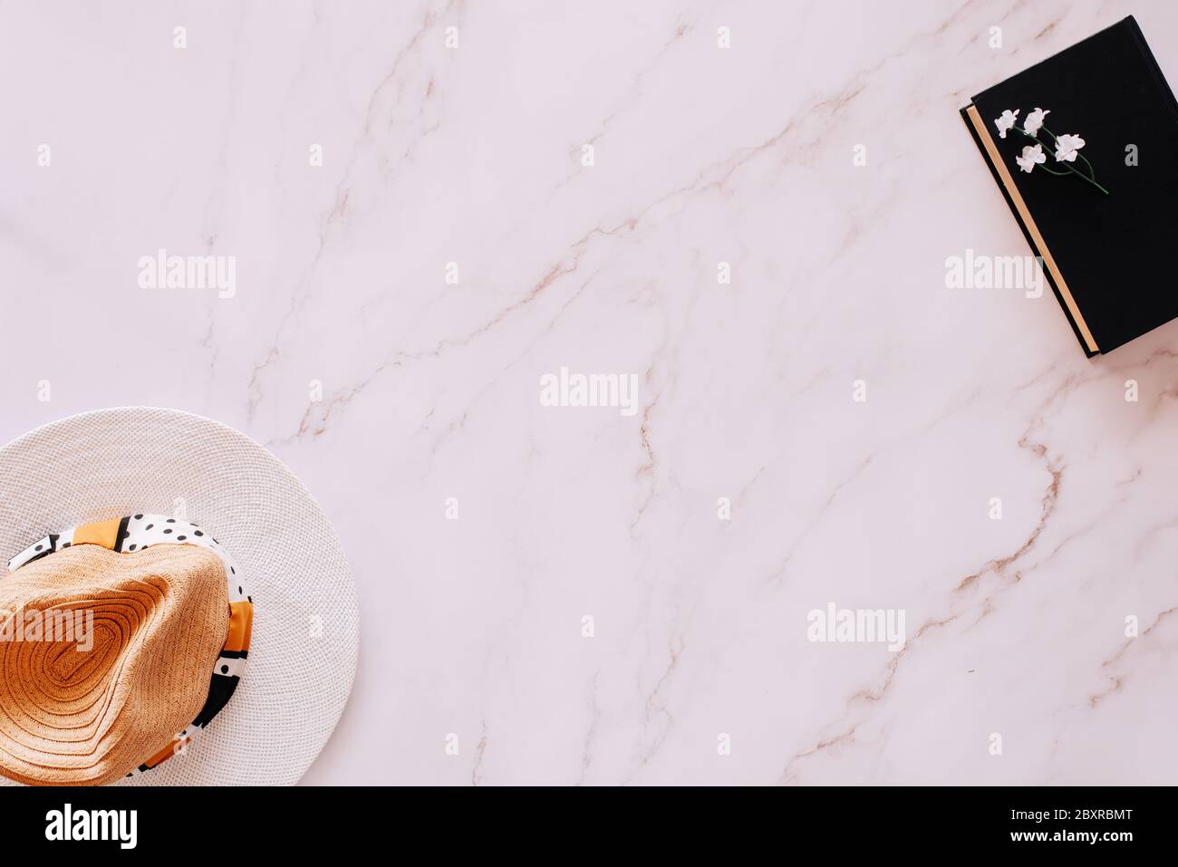 Pose plate d'objets liés à l'été, au printemps et aux loisirs avec beaucoup d'espace de copie Banque D'Images