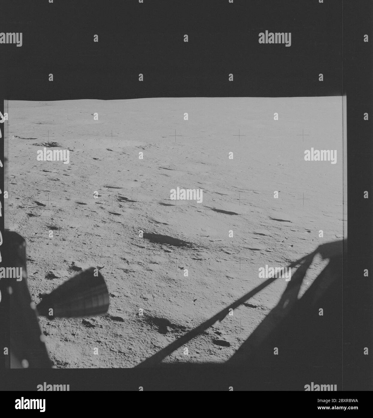AS14-65-9209 - Apollo 14 - Apollo 14 image de mission - vue de la fenêtre  du module lunaire de la surface lunaire au sud-ouest.; portée et contenu:  La base de données originale