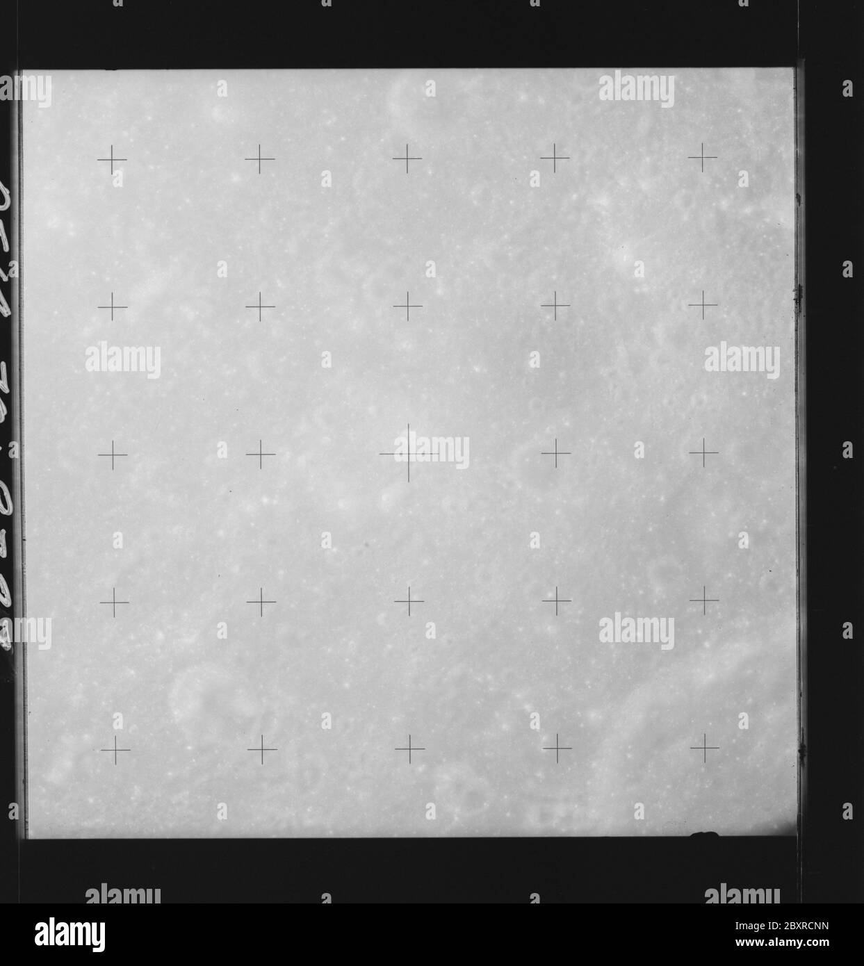 AS14-70-9727 - Apollo 14 - image de la mission Apollo 14 - vue du cratère Kapteyn.; portée et contenu: La base de données originale décrit ceci comme: Description: Vue du cratère Kapteyn. Des images ont été prises sur la Révolution 26 de la mission Apollo 14. Le magazine original a été étiqueté Q, le type de film était 3400BW (Panatomic-X, noir et blanc), objectif de 80 mm avec une élévation du soleil de 72 degrés. L'échelle de photo approximative était de 1:1,380,000. La principale point de latence était 12.0S par Longitude 72.0E,avec une inclinaison verticale de la caméra. Descripteurs : vol Apollo 14, Lune (planète) catégories : observations lunaires Original : film - 7 Banque D'Images