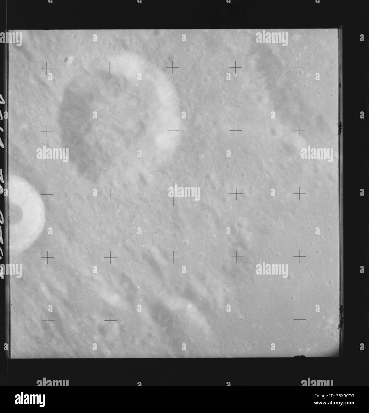 AS14-70-9793 - Apollo 14 - image de la mission Apollo 14 - vue des cratères Hipparchus C et Hind.; portée et contenu: La base de données originale décrit ceci comme: Description: Vue des cratères Hipparchus C et Hind. Des images ont été prises sur la Révolution 26 de la mission Apollo 14. Le magazine original a été étiqueté Q, le type de film était 3400BW (Panatomic-X, noir et blanc), objectif de 80 mm avec une élévation du soleil de 48 degrés. L'échelle de photo approximative était de 1:1,380,000. La principale point de latence était 7.0S par Longitude 7.0E,avec une inclinaison verticale de la caméra. Descripteurs : vol Apollo 14, Lune (planète) catégories : OBS lunaire Banque D'Images