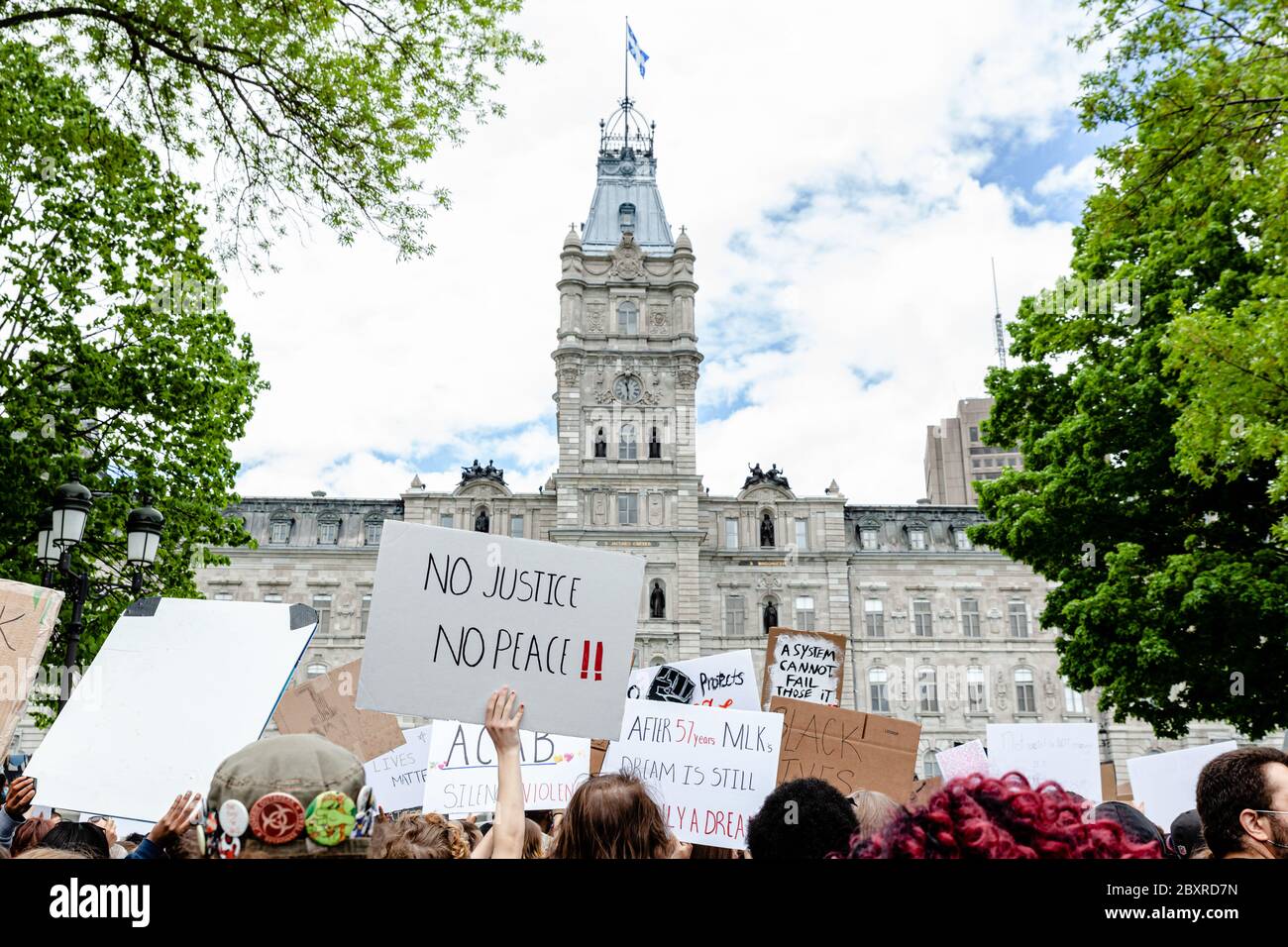 Québec, Canada. 7 juin 2020. Croud avec des panneaux devant l'Assemblée nationale du Québec au rassemblement pacifique contre le racisme de Québec, crédit : François OZAN/Alay Live News Banque D'Images