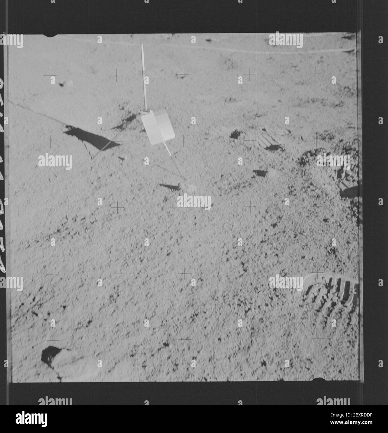 AS14-64-9074 - Apollo 14 - image de la mission Apollo 14 - vue du Gnomon.; portée et contenu: La base de données originale décrit ceci comme: Description: Vue du Gnomon. N° échantillon 1047 a été photographié avant la collecte. Des images ont été prises sur la surface pendant la Lunar surface EVA pour la mission Apollo 14. Le magazine original a été étiqueté LL, le type de film était S0267 (High Speed Black and White Thin base), objectif de 60 mm avec une élévation du soleil de 24 degrés et un azimut du nord-ouest. Descripteurs : Apollo 14 vol, Lune (planète) catégories : EVA Original : film - 70MM B&W Interior Exterior : extérieur Gro Banque D'Images