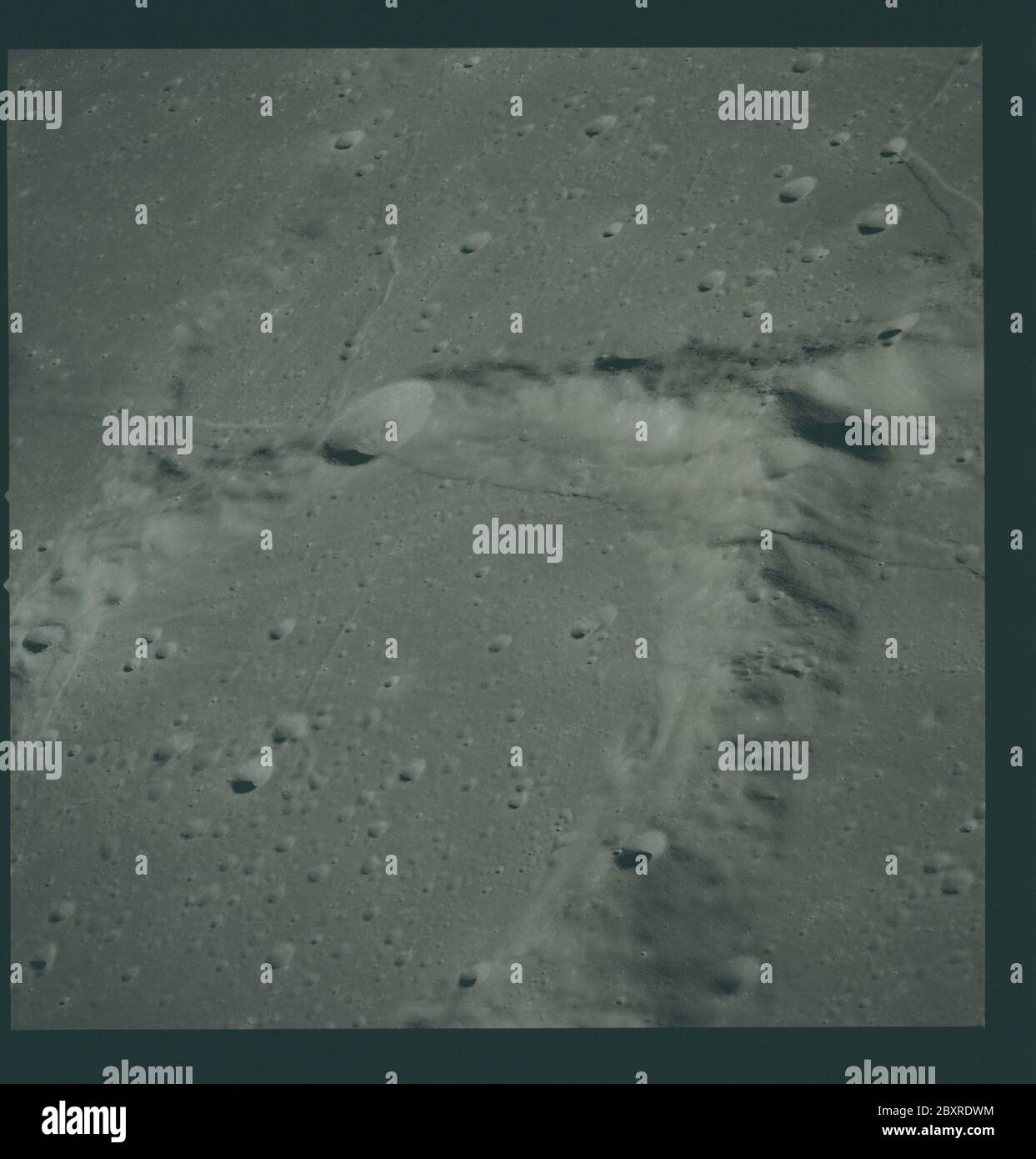 AS14-73-10114 - Apollo 14 - Apollo 14 image de la mission - vue des cratères Parry et Bonpland.; portée et contenu: La base de données originale décrit ceci comme: Description: Vue des cratères Parry et Bonpland. Des images ont été prises pendant la Révolution 26 de la mission Apollo 14. Le magasin original de film a été étiqueté M, le type de film était S0-368 (EKTACHROME MS, Color Reversal), objectif de 250 mm avec une élévation du soleil de 24 degrés. L'échelle de photo approximative était de 1:485,000. La latitude du point principal était de 7,5S par longitude 16.0W, avec une inclinaison de la caméra de 25 degrés et un azimut de 250 degrés. Descripteurs : vol Apollo 14, Lune Banque D'Images