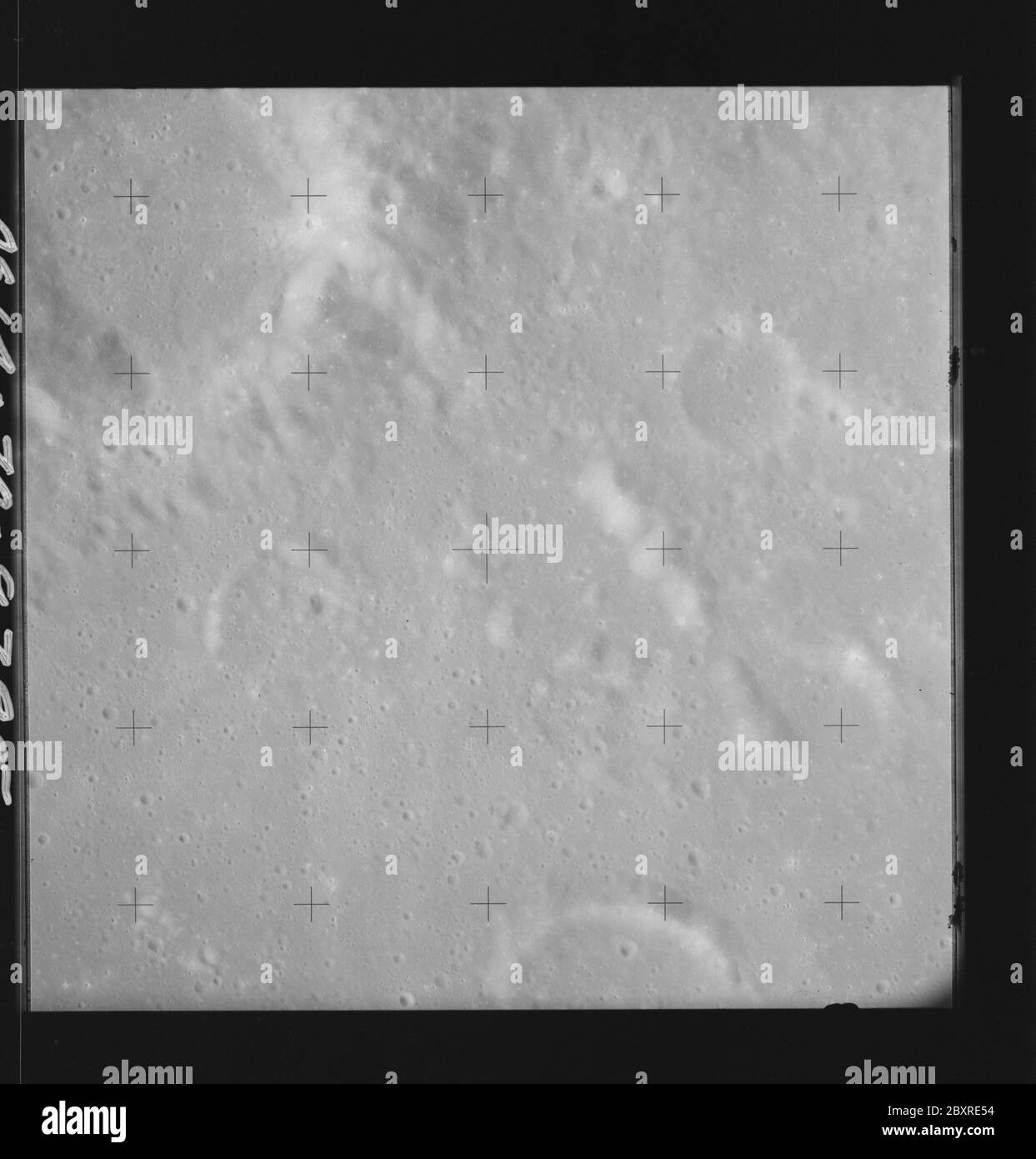 AS14-70-9795 - Apollo 14 - image de la mission Apollo 14 - vue des cratères Hipparchus et Halley.; portée et contenu: La base de données originale décrit ceci comme: Description: Vue des cratères Hipparchus et Halley. Des images ont été prises sur la Révolution 26 de la mission Apollo 14. Le magazine original a été étiqueté Q, le type de film était 3400BW (Panatomic-X, noir et blanc), objectif de 80 mm avec une élévation du soleil de 45 degrés. L'échelle de photo approximative était de 1:1,380,000. La principale point de latence était 7.0S par Longitude 5.0E,avec une inclinaison verticale de la caméra. Descripteurs : vol Apollo 14, Lune (planète) catégories : OBS lunaire Banque D'Images