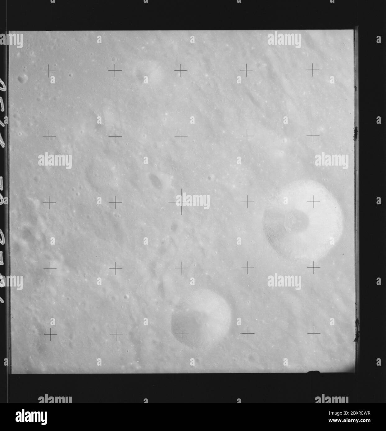 AS14-70-9791 - Apollo 14 - image de la mission Apollo 14 - vue des cratères Hipparchus L, C et Hind.; portée et contenu: La base de données originale décrit ceci comme: Description: Vue des cratères Hipparchus L,C et Hind. Des images ont été prises sur la Révolution 26 de la mission Apollo 14. Le magazine original a été étiqueté Q, le type de film était 3400BW (Panatomic-X, noir et blanc), objectif de 80 mm avec une élévation du soleil de 50 degrés. L'échelle de photo approximative était de 1:1,380,000. La principale point de latence était 7.5S par Longitude 9.0E,avec une inclinaison verticale de la caméra. Descripteurs : vol Apollo 14, Lune (planète) catégories : Luna Banque D'Images