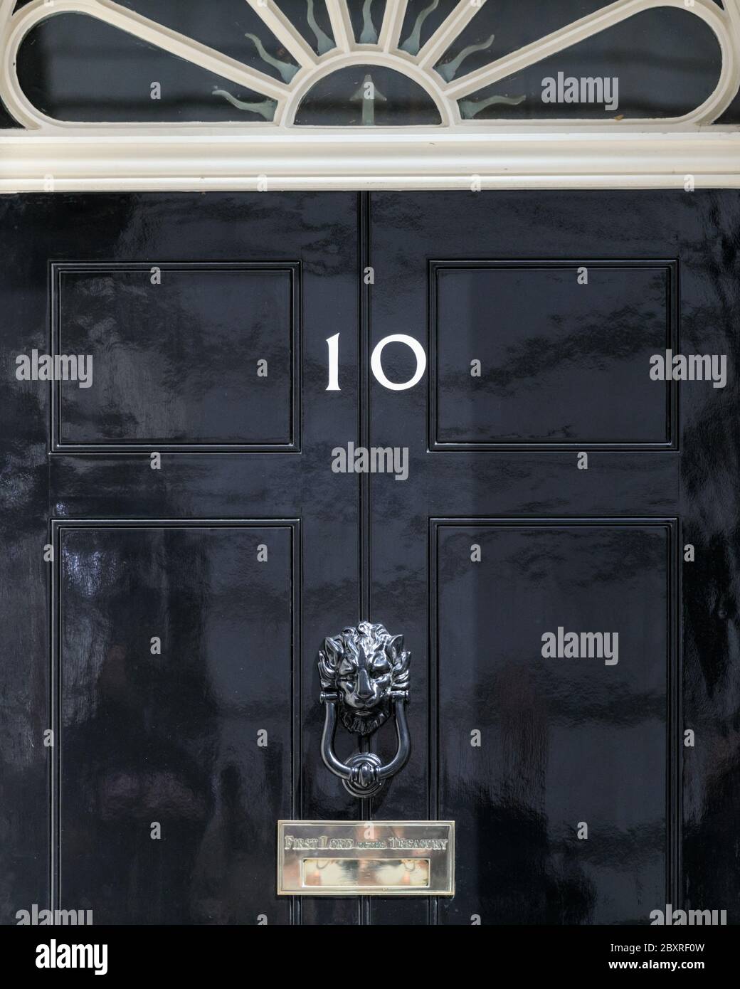 La porte noire au 10 Downing Street, résidence officielle du Premier ministre britannique, Londres, Royaume-Uni Banque D'Images