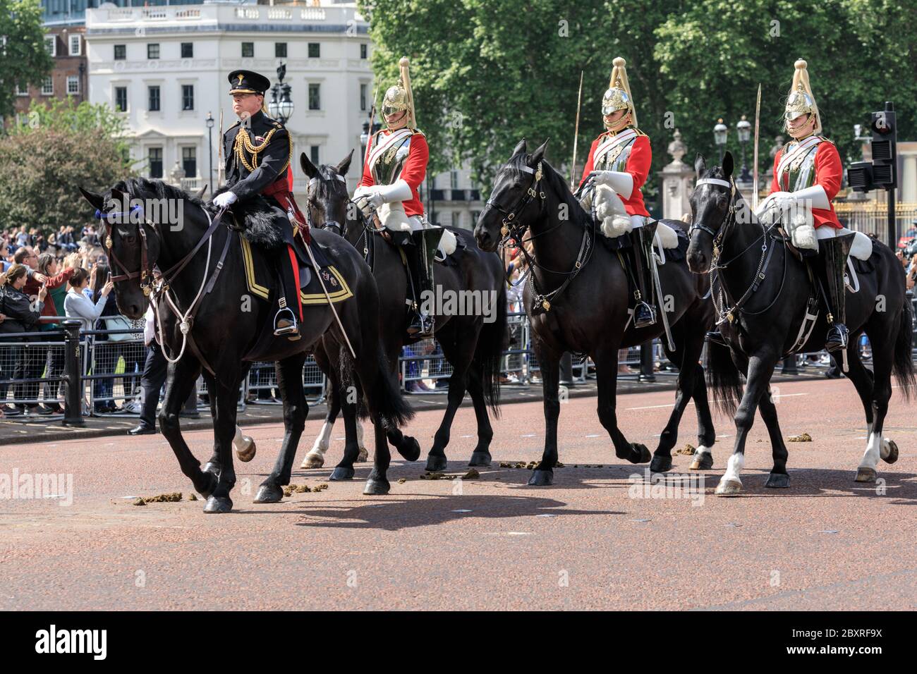 Des soldats et des chevaux de la division Household participent à la revue du général de division devant Buckingham Palace, devant le Trooping the Color Para Banque D'Images