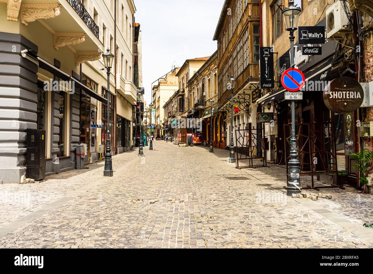 Tables vides dans les restaurants locaux de la vieille ville de Bucarest en raison de la crise mondiale de coronavirus. Centre-ville déserté, quartier des bars à Bucarest, RO Banque D'Images