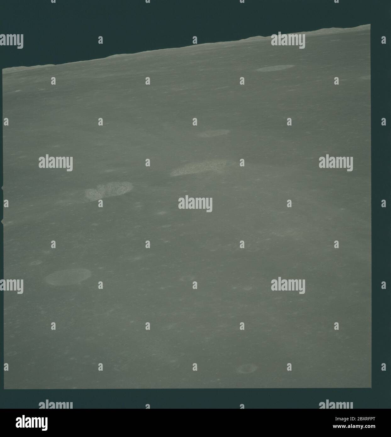AS14-73-10169 - Apollo 14 - Apollo 14 Mission image - vue de la mer de la fertilité et des cratères Messier, Messier D, A, B et Taruntius H.; portée et contenu: La base de données originale décrit ceci comme: Description: Vue sur la mer de la fertilité (Mare Fecunditatis) et les cratères Messier, Messier D,A,B et Taruntius H. Des images ont été prises pendant la Révolution 28 de la mission Apollo 14. Le magasin original de film a été étiqueté M, le type de film était S0-368 (EKTACHROME MS, Color Reversal), objectif de 250 mm avec une élévation du soleil de 88 degrés. La latitude du point principal était DE 2,0 S par Longitude 47.5E, avec une inclinaison de la caméra de 65 Banque D'Images