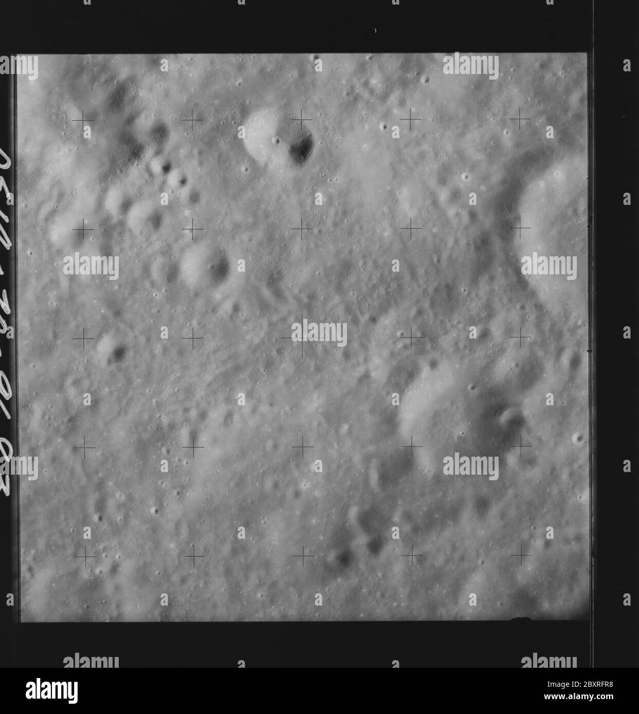 AS14-70-9683 - Apollo 14 - Apollo 14 image de la mission - vue de la surface lunaire au sud du cratère Vesalius et au nord du cratère Meitner.; portée et contenu: La base de données originale décrit ceci comme: Description: Vue sur la surface lunaire au sud du cratère Vesalius et au nord du cratère Meitner. Des images ont été prises sur la Révolution 26 de la mission Apollo 14. Le magazine original a été étiqueté Q, le type de film était 3400BW (Panatomic-X, noir et blanc), objectif de 80 mm avec une élévation du soleil de 28 degrés. L'échelle de photo approximative était de 1:1,380,000. La latence du point principal était de 7.5S par Longitude 112.0E,avec Banque D'Images