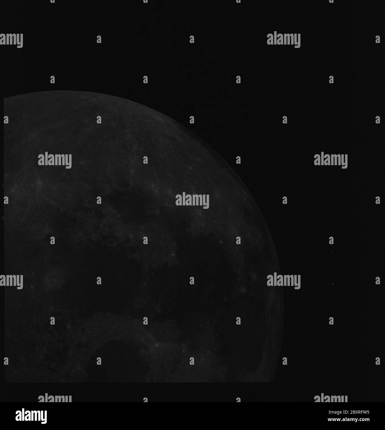 AS14-71-9907 - Apollo 14 - image de mission Apollo 14 - vue sur les mers de fertilité et de tranquillité et des modèles de Tycho Crater Ray.; portée et contenu: La base de données originale décrit ceci comme: Description: Vue sur les mers de fertilité (Mare Fecunditatis) et de tranquillité (Mare Tranquillitatis) et des modèles Tycho Crater Ray. Des images ont été prises au cours de la TransEarth Coast (TEC) de la mission Apollo 14. Le magasin original de film a été étiqueté T, le type de film était 3400BW (Panatomic-X, noir et blanc), objectif de 80 mm. Descripteurs : vol Apollo 14, Lune (planète) catégories : observations lunaires Original : Banque D'Images