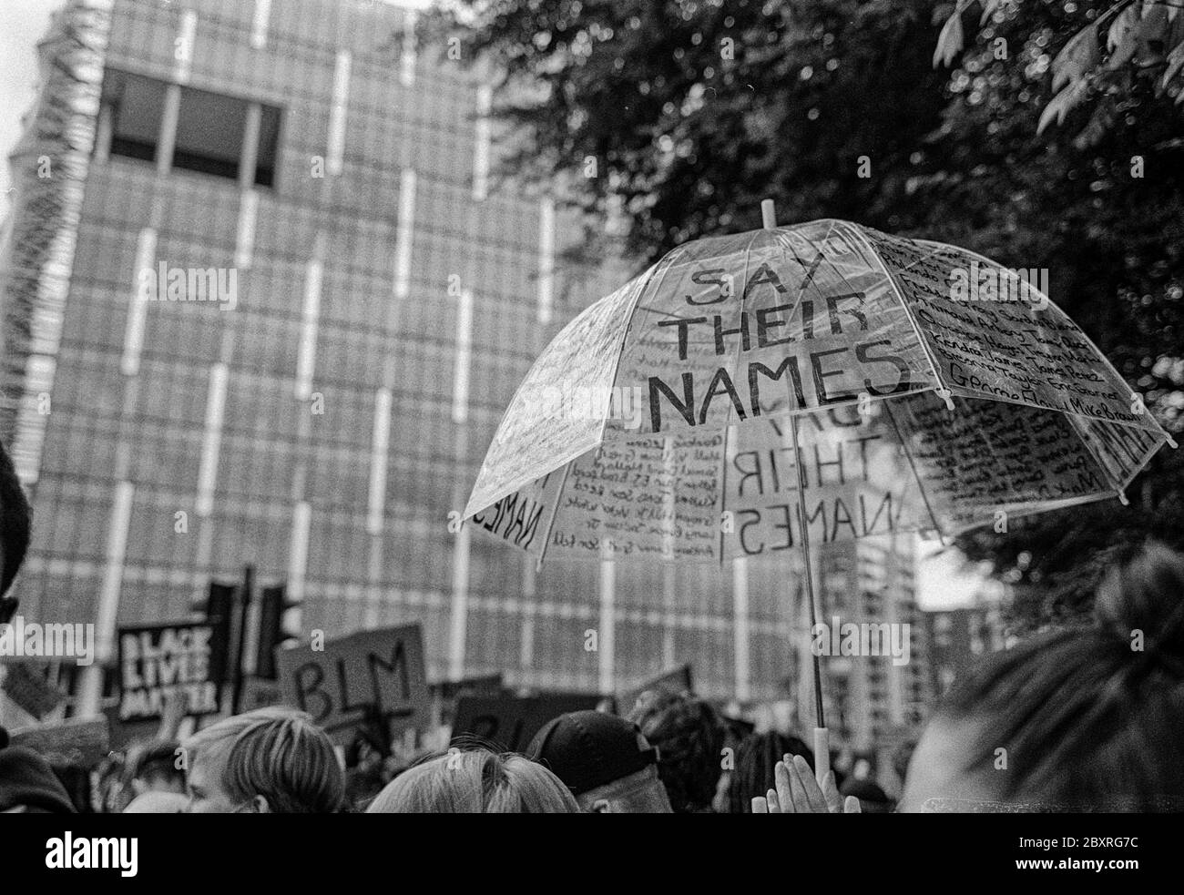 Des personnes noires sont présentes devant l'ambassade américaine à Londres, après le décès de George Floyd en détention à Minneapolis le 25 mai 2020 Banque D'Images