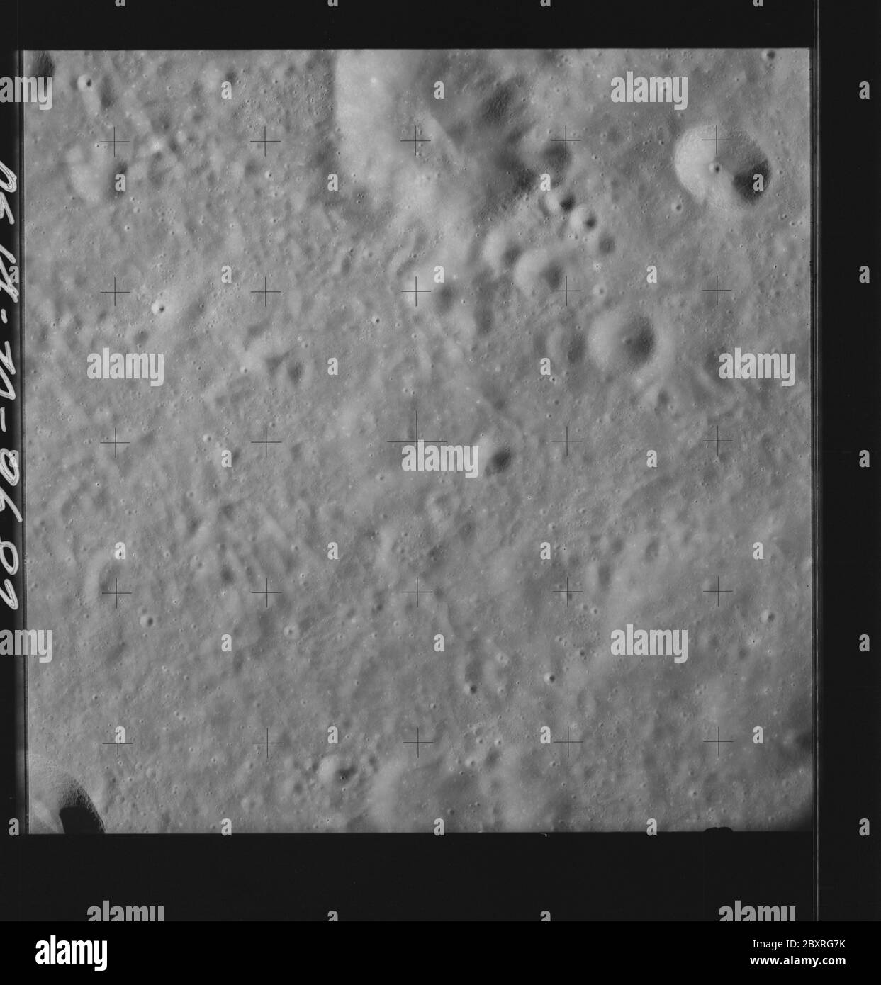 AS14-70-9682 - Apollo 14 - Apollo 14 image de la mission - vue de la surface lunaire au sud du cratère Vesalius et au nord du cratère Meitner.; portée et contenu: La base de données originale décrit ceci comme: Description: Vue sur la surface lunaire au sud du cratère Vesalius et au nord du cratère Meitner. Des images ont été prises sur la Révolution 26 de la mission Apollo 14. Le magazine original a été étiqueté Q, le type de film était 3400BW (Panatomic-X, noir et blanc), objectif de 80 mm avec une élévation du soleil de 28 degrés. L'échelle de photo approximative était de 1:1,380,000. La latence du point principal était de 7.5S par Longitude 113.0E,avec Banque D'Images