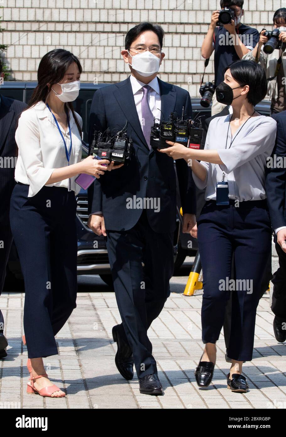 Séoul, Corée du Sud. 08 juin 2020. 8 juin 8 - Séoul, Corée du Sud : Lee Jae-Yong, (C), Vice-Président de Samsung Electronics, arrive au tribunal central de Séoul, en Corée du Sud, le 8 juin 2020. Lee a comparu devant le tribunal lundi, alors que le tribunal décide s'il devait être arrêté pour implication éventuelle dans des fusions et des fraudes comptables présumées. (Photo de Lee Young-ho/Sipa USA) crédit: SIPA USA/Alay Live News Banque D'Images