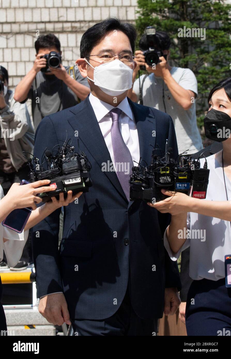 Séoul, Corée du Sud. 08 juin 2020. 8 juin 8 - Séoul, Corée du Sud : Lee Jae-Yong, (C), Vice-Président de Samsung Electronics, arrive au tribunal central de Séoul, en Corée du Sud, le 8 juin 2020. Lee a comparu devant le tribunal lundi, alors que le tribunal décide s'il devait être arrêté pour implication éventuelle dans des fusions et des fraudes comptables présumées. (Photo de Lee Young-ho/Sipa USA) crédit: SIPA USA/Alay Live News Banque D'Images