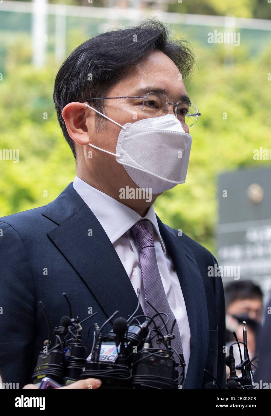 Séoul, Corée du Sud. 08 juin 2020. 8 juin 8 - Séoul, Corée du Sud : Lee Jae-Yong, (C), Vice-Président de Samsung Electronics, arrive au tribunal central de Séoul, en Corée du Sud, le 8 juin 2020. Lee a comparu devant le tribunal lundi, alors que le tribunal décide s'il devait être arrêté pour implication éventuelle dans des fusions et des fraudes comptables présumées. (Photo de Lee Young-ho/Sipa USA) crédit: SIPA USA/Alay Live News Banque D'Images