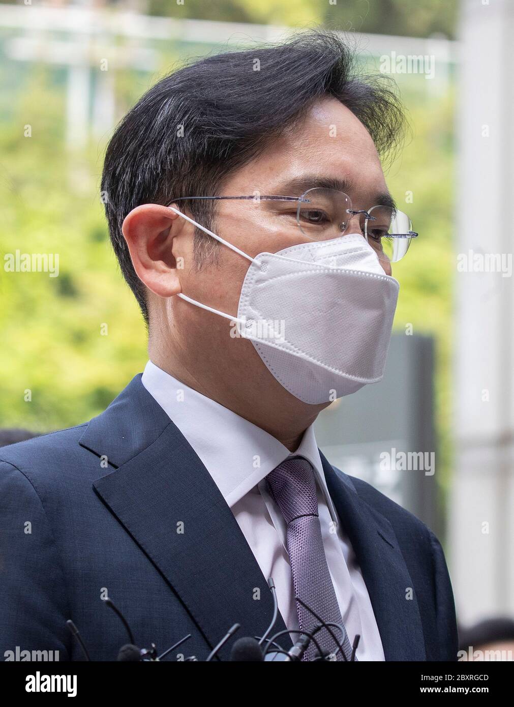 Séoul, Corée du Sud. 08 juin 2020. 8 juin 8 - Séoul, Corée du Sud : Lee Jae-Yong, (C), Vice-Président de Samsung Electronics, arrive au tribunal central de Séoul, en Corée du Sud, le 8 juin 2020. Lee a comparu devant le tribunal lundi, alors que le tribunal décide s'il devait être arrêté pour implication éventuelle dans des fusions et des fraudes comptables présumées. (Photo de Lee Young-ho/Sipa USA) crédit: SIPA USA/Alay Live News Banque D'Images