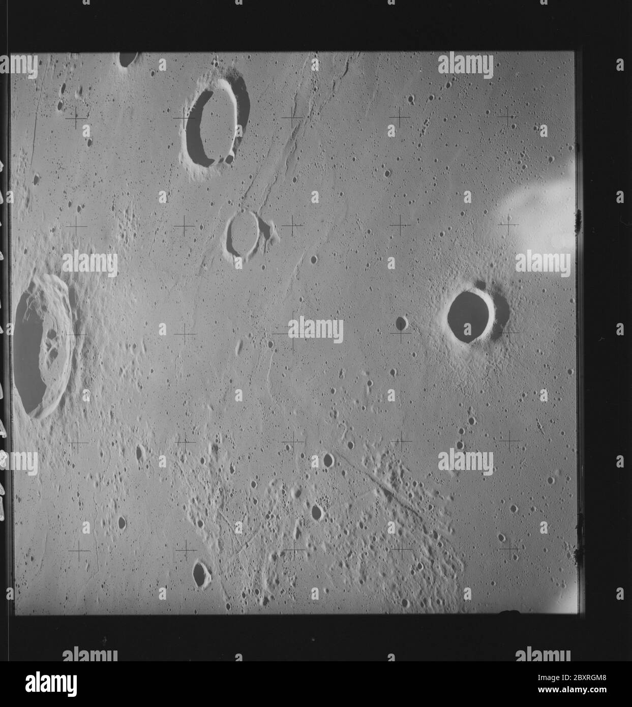 AS14-70-9835 - Apollo 14 - image de la mission Apollo 14 - vue à l'est des cratères Lansberg et Lansberg.; portée et contenu: La base de données originale décrit ceci comme: Description: Vue à l'est des cratères Lansberg et Lansberg. Des images ont été prises sur la Révolution 26 de la mission Apollo 14. Le magazine original a été étiqueté Q, le type de film était 3400BW (Panatomic-X, noir et blanc), objectif de 80 mm avec une élévation du soleil de 8 degrés. L'échelle de photo approximative était de 1:1,517,000. La latence du point principal était DE 0,5S par Longitude 30,5W, avec une inclinaison de la caméra de 30 degrés et un azimut de 90 deg Banque D'Images