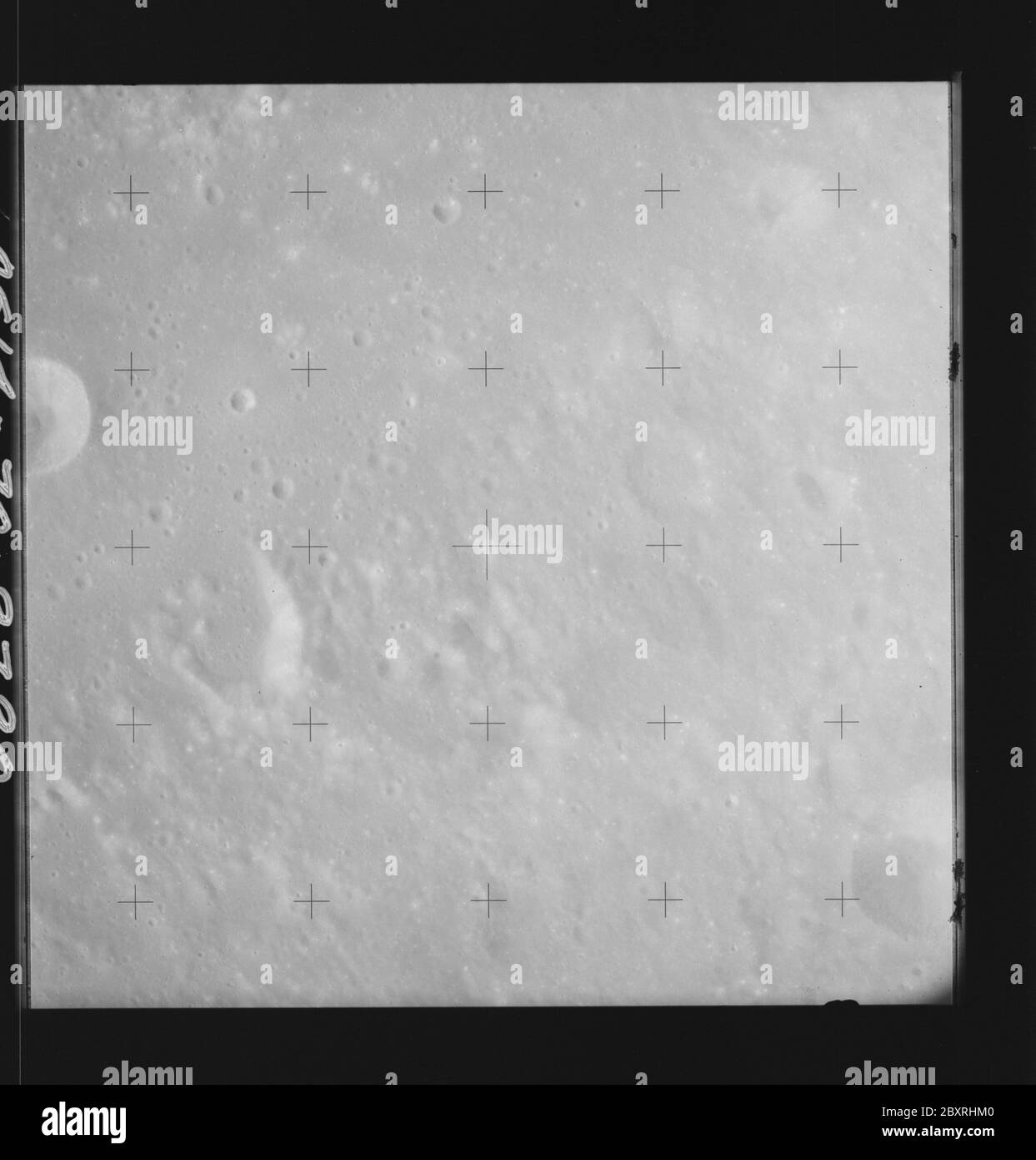 AS14-70-9790 - Apollo 14 - image de la mission Apollo 14 - vue des cratères Andel B et Hipparchus L.; portée et contenu: La base de données originale décrit ce qui suit: Description: Vue des cratères Andel B et Hipparchus L. Des images ont été prises sur la Révolution 26 de la mission Apollo 14. Le magazine original a été étiqueté Q, le type de film était 3400BW (Panatomic-X, noir et blanc), objectif de 80 mm avec une élévation du soleil de 50 degrés. L'échelle de photo approximative était de 1:1,380,000. La principale point de latence était 7.5S par Longitude 10.0E,avec une inclinaison verticale de la caméra. Descripteurs : Apollo 14 vol, Lune (planète) catégories : LU Banque D'Images